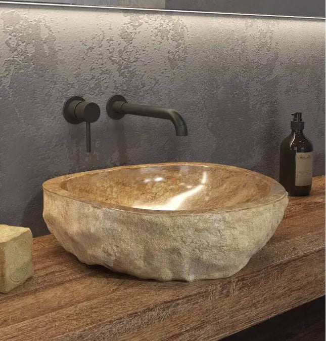 Lavabo da appoggio in onice naturale scolpito a mano Karag serie Onyx: esterno grezzo irregolare, interno lucidato a scodella, su piano legno
