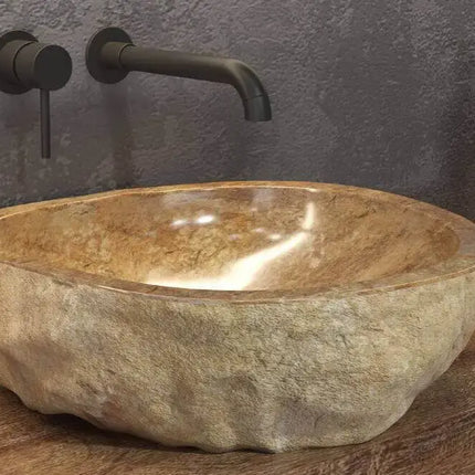 Lavabo in onice naturale Karag Onyx da appoggio 40-45cm: vista ravvicinata con esterno grezzo, interno dorato lucidato a resina, rubinetteria nera
