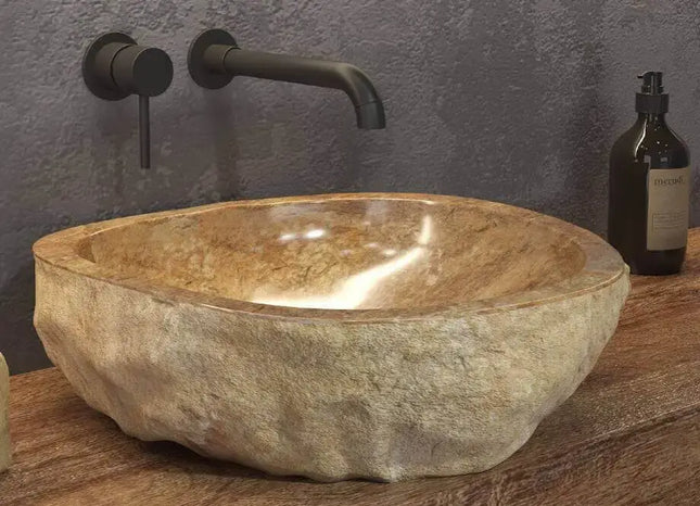 Lavabo in onice naturale Karag Onyx da appoggio 40-45cm: vista ravvicinata con esterno grezzo, interno dorato lucidato a resina, rubinetteria nera