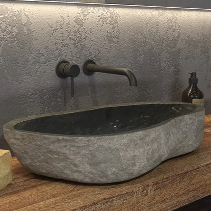 Lavabo in pietra di fiume grigio Karag River formato grande 70-90cm: forma allungata irregolare, interno scuro lucidato, su mensola legno rustica