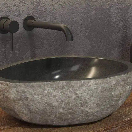 Lavabo pietra di fiume naturale grigio Karag River 50-55cm: vista ravvicinata con esterno grigio levigato, interno nero lucidato a resina su piano legno