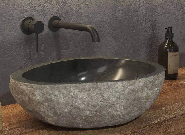 Lavabo pietra di fiume naturale grigio Karag River 50-55cm: vista ravvicinata con esterno grigio levigato, interno nero lucidato a resina su piano legno