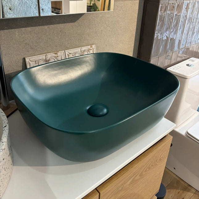 Foto reale del lavabo Karag in ceramica verde opaca installazione in appoggio su mobile