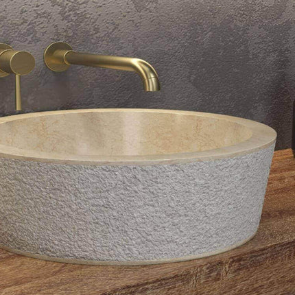 Lavabo tondo da appoggio in marmo naturale crema Karag Timur 40cm: esterno bugnato grigio chiaro, interno lucidato beige, con rubinetteria oro