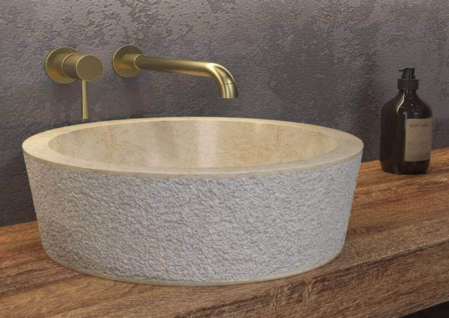 Lavabo tondo da appoggio in marmo naturale crema Karag Timur 40cm: esterno bugnato grigio chiaro, interno lucidato beige, con rubinetteria oro
