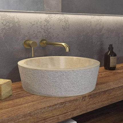 Lavabo tondo marmo crema Karag Timur 40cm su piano legno con illuminazione led a parete: interno lucidato color panna, rubinetteria oro a muro