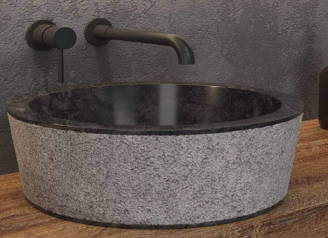 Lavabo tondo da appoggio in marmo grigio-nero Karag Timur 40cm: esterno bugnato grigio chiaro, interno nero lucidato, piano legno rubinetteria nera