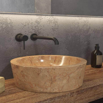 Lavabo in marmo rosso Karag Timur 40cm su piano legno: vista frontale con superficie lucida e venature rosso-arancio naturali, rubinetteria nera