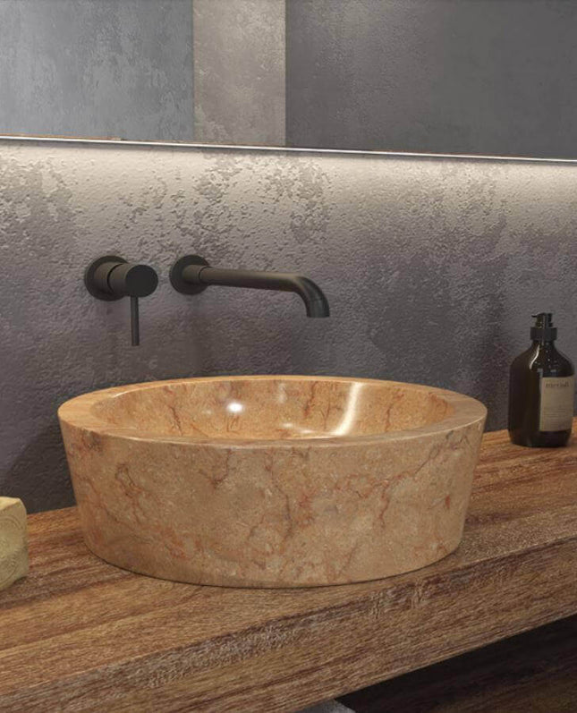 Lavabo in marmo rosso Karag Timur 40cm su piano legno: vista frontale con superficie lucida e venature rosso-arancio naturali, rubinetteria nera