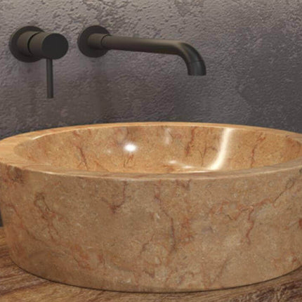 Lavabo tondo da appoggio in marmo rosso naturale Karag Timur 40cm: esterno e interno lisci lucidati con venature arancio-rosso, rubinetteria nera