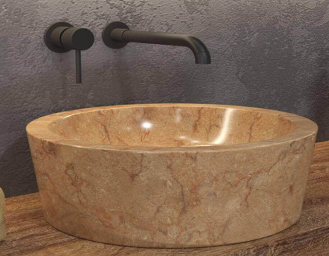Lavabo tondo da appoggio in marmo rosso naturale Karag Timur 40cm: esterno e interno lisci lucidati con venature arancio-rosso, rubinetteria nera