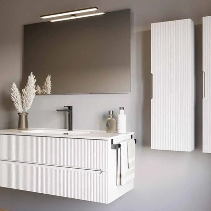 Mobile bagno sospeso 120 cm Bianco Neve con lavabo in ceramica e specchio LED – Verso Legnobagno (dettaglio 1)
