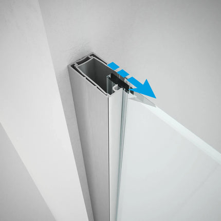 Dettaglio profilo alluminio fissaggio a muro parete doccia walk-in con paraschizzi, cristallo temperato 6mm anticalcare