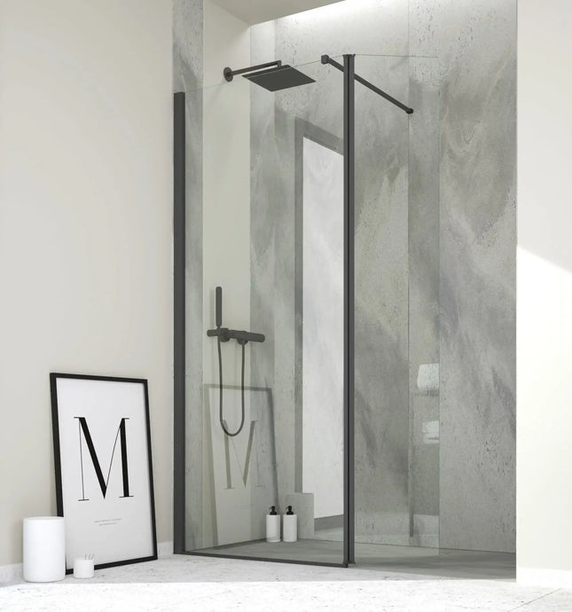 Parete doccia walk-in paraschizzi H200 6mm profilo nero, ambientazione bagno minimalista con pareti effetto pietra