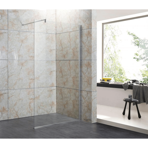 Parete doccia walk-in H195cm cristallo 8mm anticalcare in bagno con vasca, pareti marmo e finestra su giardino