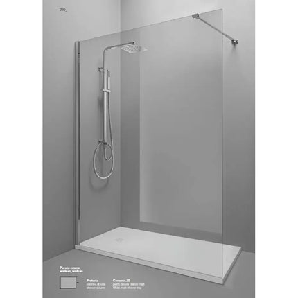 Render della parete doccia walk-in cristallo 6mm con profilo cromato, barra di supporto obliqua e piatto doccia bianco