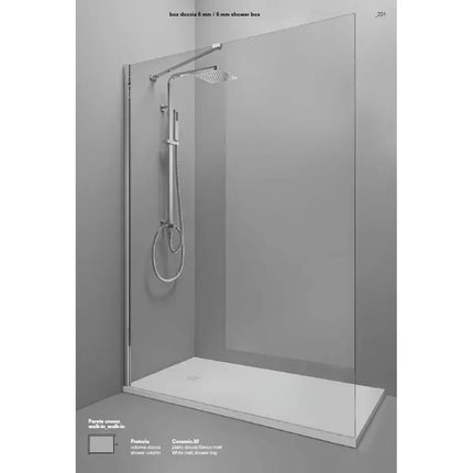 Parete doccia walk-in 6mm trasparente vista d'angolo con colonna doccia cromata e piatto doccia bianco rettangolare