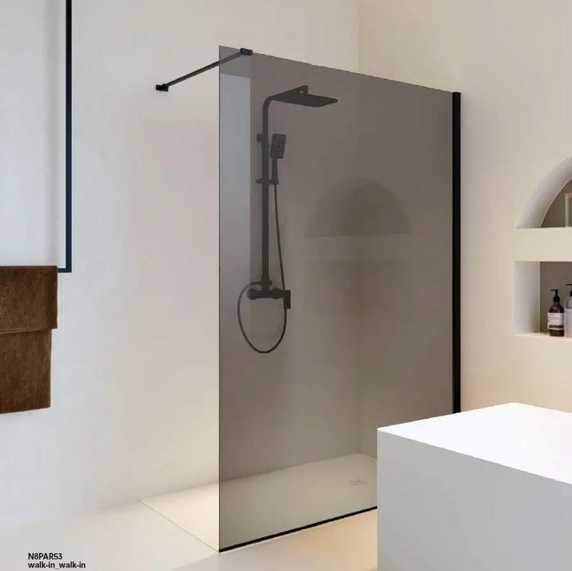 Parete doccia walk-in cristallo fumè 8mm H200cm con profili nero opaco in bagno luminoso con nicchie portaoggetti