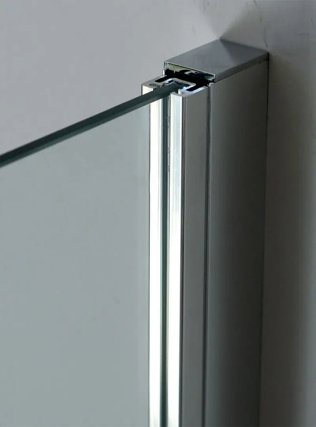 Dettaglio del profilo verticale a muro nero opaco con cristallo temperato fumè 8mm della parete doccia walk-in
