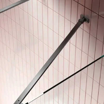 Dettaglio della barra di supporto in finitura grafite che sostiene il cristallo trasparente 8mm della parete walk-in