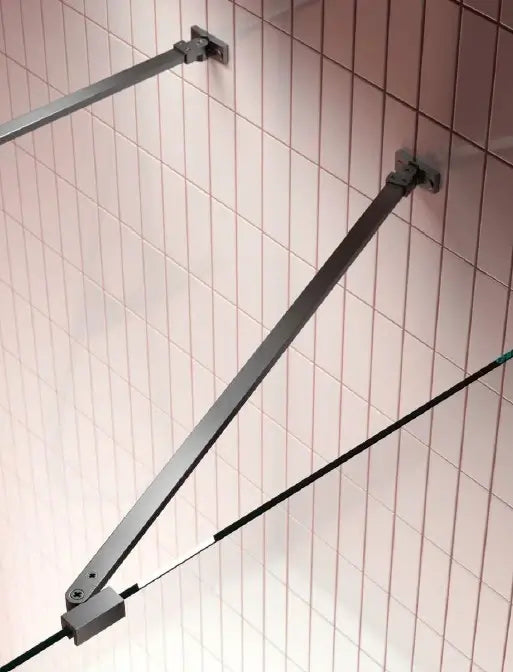 Dettaglio della barra di supporto in finitura grafite che sostiene il cristallo trasparente 8mm della parete walk-in