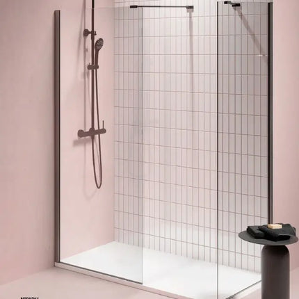 Parete doccia walk-in 8mm con profili grafite in bagno con piastrelle rosa, colonna doccia nera e piatto doccia bianco