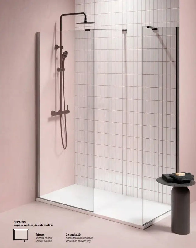 Parete doccia walk-in 8mm con profili grafite in bagno con piastrelle rosa, colonna doccia nera e piatto doccia bianco