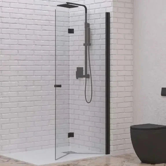 Parete walk-in a libro H200cm in cristallo 6mm S7 con profilo nero in bagno con pareti in mattoni bianchi