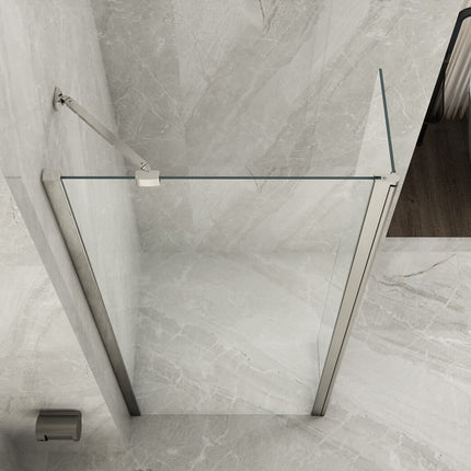Vista angolare della parete walk-in con anta deflettore pivot aperta, cristallo 8mm e profili cromati