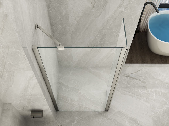 Vista angolare della parete walk-in con anta deflettore pivot aperta, cristallo 8mm e profili cromati