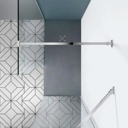Vista dall'alto della parete doccia walk-in 8mm profili bronzo con barra di sostegno e pavimento decorato