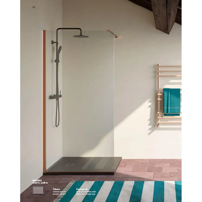 Parete doccia walk-in 8mm con profili bronzo in bagno mansardato con travi a vista, piatto doccia nero e colonna doccia