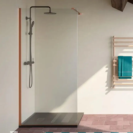 Parete walk-in cristallo trasparente 8mm profilo bronzo, inquadratura frontale con scaldasalviette e pavimento in cotto