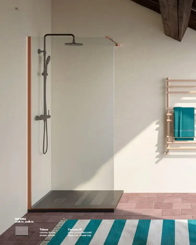 Parete walk-in cristallo trasparente 8mm profilo bronzo, inquadratura frontale con scaldasalviette e pavimento in cotto