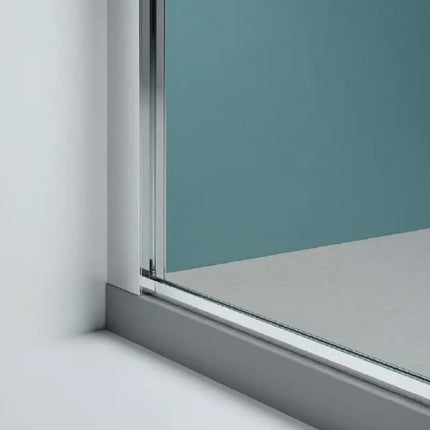Dettaglio del profilo a pavimento oro e battuta del cristallo 8mm della parete doccia walk-in H200cm