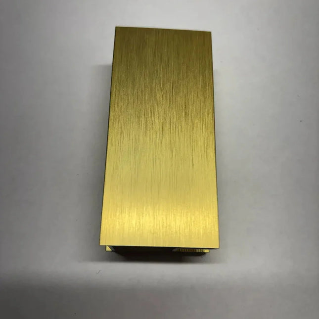 Primo piano del profilo in alluminio spazzolato color oro della parete doccia walk-in con cristallo 8mm