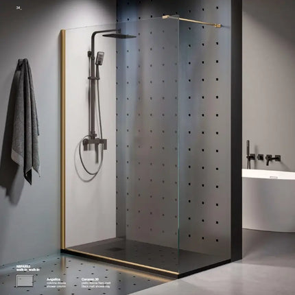Parete doccia walk-in 8mm profili oro in bagno di design con parete forata scura, vasca e colonna doccia