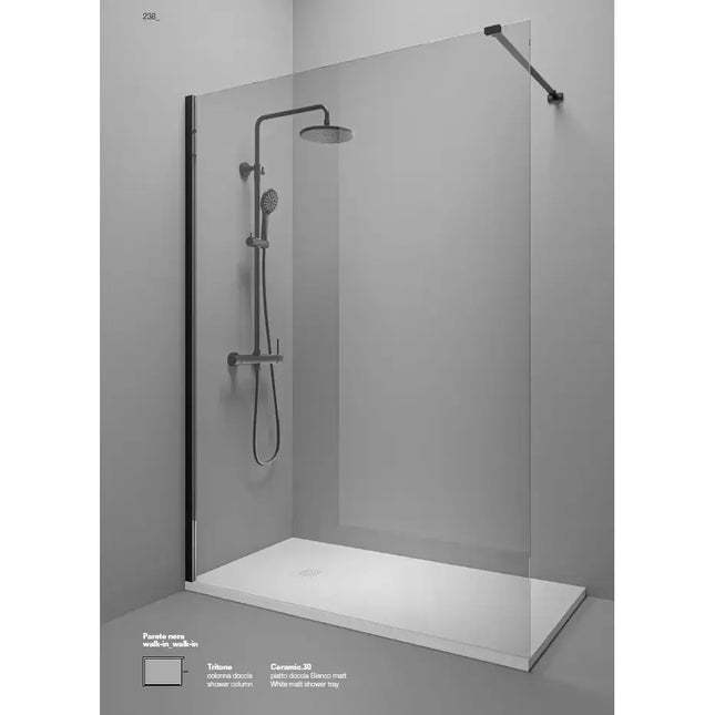 Render della parete doccia walk-in 6mm con profilo nero opaco, barra di supporto e colonna doccia su piatto bianco