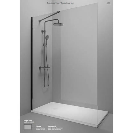 Parete doccia walk-in cristallo 6mm profili neri vista d'angolo con piatto doccia bianco e soffione a pioggia