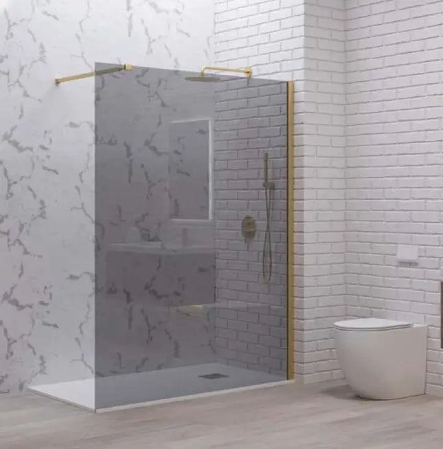 Parete walk-in in cristallo fumè 8mm H200cm con profili color oro in bagno con pareti in mattoni bianchi