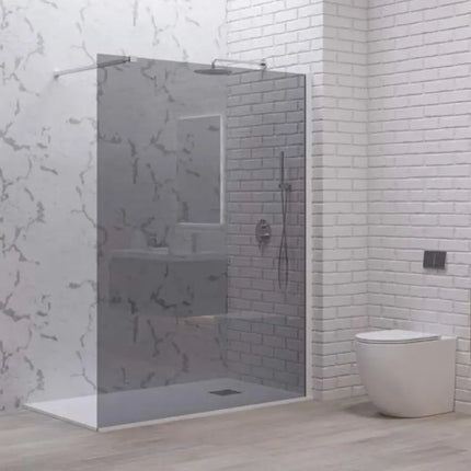 Parete walk-in in cristallo fumè 8mm H200cm con profili bianco opaco in bagno rivestito in marmo bianco