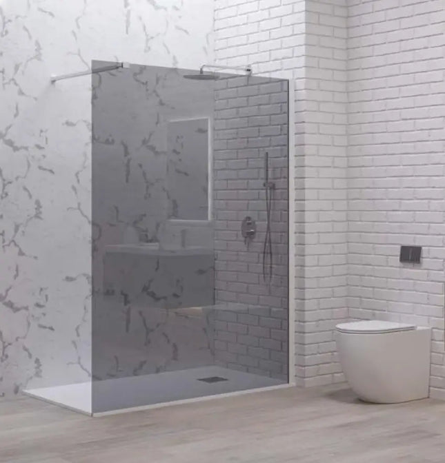 Parete walk-in in cristallo fumè 8mm H200cm con profili bianco opaco in bagno rivestito in marmo bianco