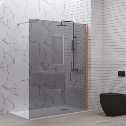 Parete walk-in in cristallo fumè 8mm H200cm con profili rose gold e colonna doccia nera su parete in marmo