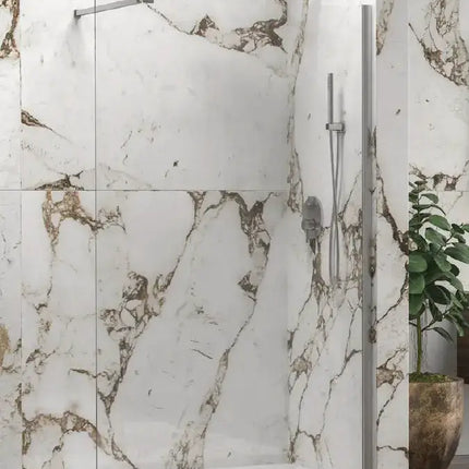 Vista verticale parete walk-in 8mm H200cm con profilo cromato, soffione a muro e rivestimento in marmo Calacatta
