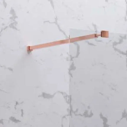 Dettaglio della barra di sostegno rose gold fissata al muro in marmo della parete walk-in H200cm 8mm