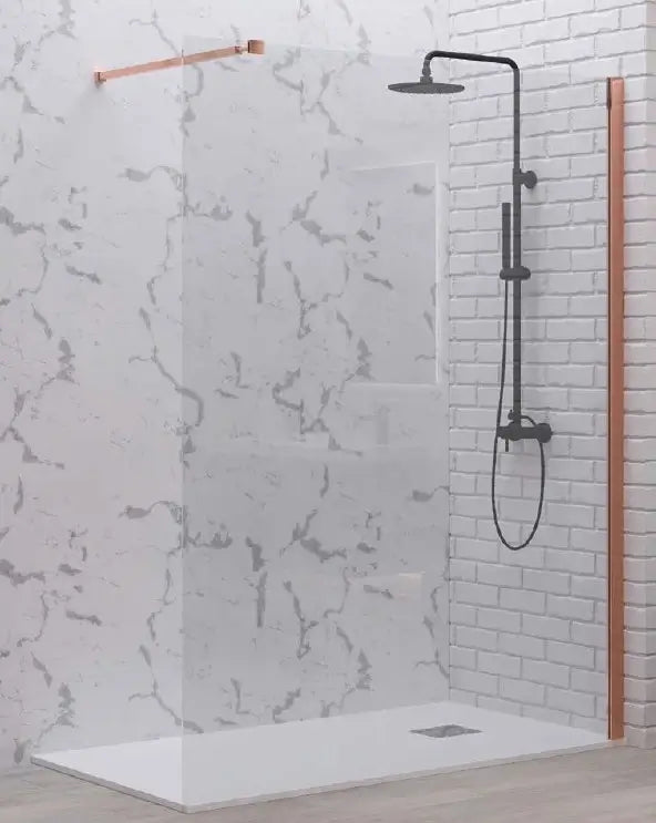 Vista tre quarti parete walk-in H200cm 8mm profili rose gold con piatto doccia bianco filo pavimento