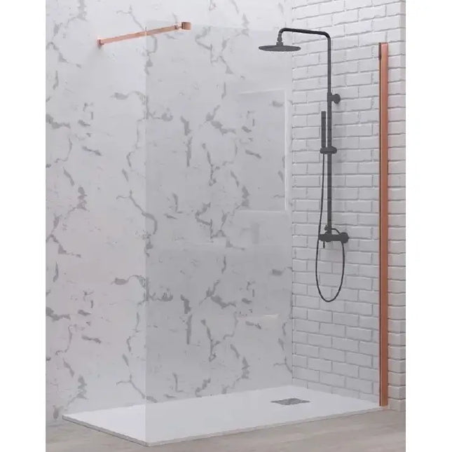 Parete walk-in trasparente 8mm H200cm con profili rose gold e colonna doccia nera su parete in marmo