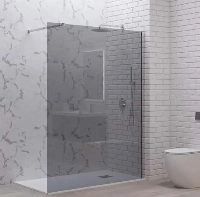 Parete walk-in in cristallo fumè 8mm H200cm profili cromo in bagno con rivestimento in mattoni bianchi