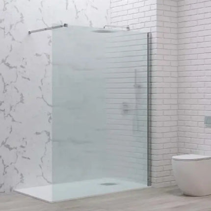 Parete doccia walk-in in cristallo opaco 8mm H200cm con profili cromo in bagno rivestito in mattoni bianchi