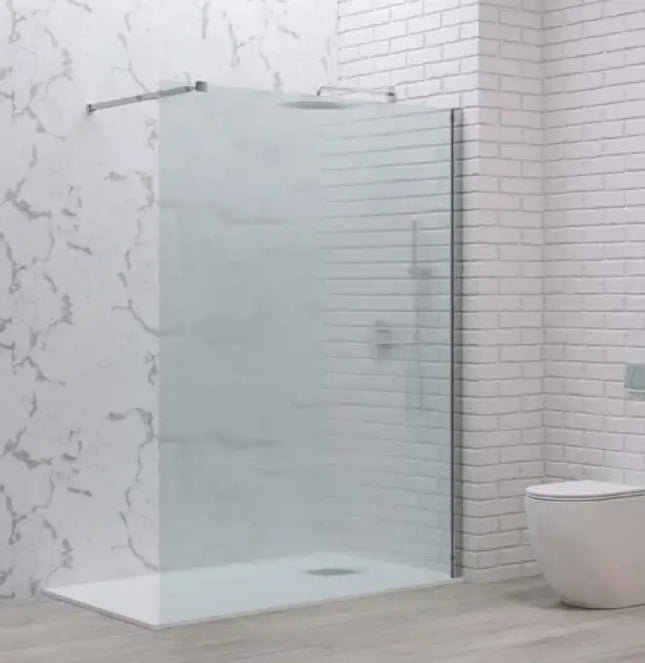Parete doccia walk-in in cristallo opaco 8mm H200cm con profili cromo in bagno rivestito in mattoni bianchi